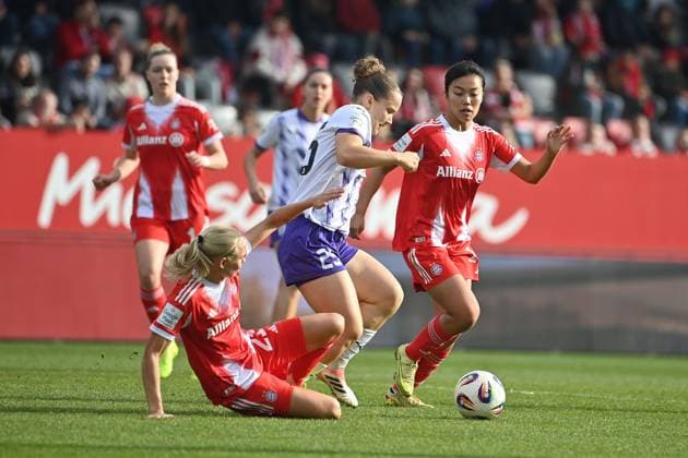 v.li:Pernile HARDER (FCB), Paulina PLATNER (E), Momoko TANIKAWA (FCB), Aktion,Zweikampf. Fussball Google Pixel Bundesliga der Frauen Saison 2025 2026, 8.Spieltag, Spieltag08 FC Bayern Muenchen Frauen - SGS Essen am 01.11.2025 FC BAYERN CAMPUS