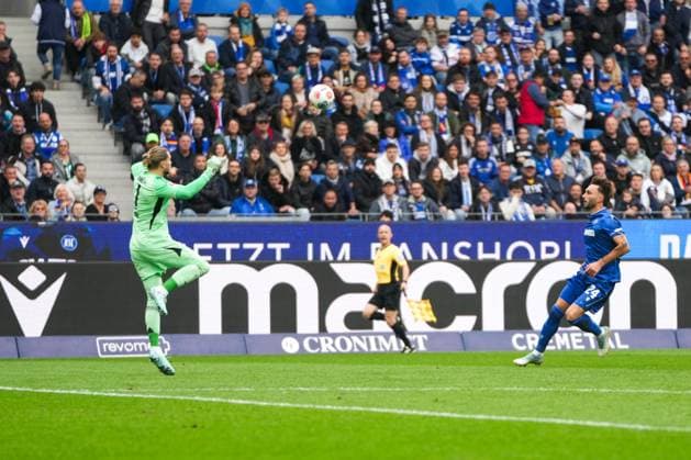 2. Bundesliga, Karlsruher SC vs FC Schalke 05, 01.11.2025 Loris Karius (FC Schalke 04, 1) tries to reach the ball before Fabian Schleusener (Karlsruher SC, 24), outside the penalty area 2. Bundesliga, Karlsruher SC vs FC Schalke 05, BBBank Wildpark Karlsruhe, 01.11.2025 DFB DFL REGULATIONS PROHIBIT ANY USE OF PHOTOGRAPHS AS IMAGE SEQUENCES AND OR QUASI-VIDEO.