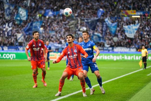 2. Bundesliga, Karlsruher SC vs FC Schalke 05, 01.11.2025 Mertcan Ayhan (FC Schalke 04, 43) defends the ball against Marvin Wanitzek (Karlsruher SC, 10) 2. Bundesliga, Karlsruher SC vs FC Schalke 05, BBBank Wildpark Karlsruhe, 01.11.2025 DFB DFL REGULATIONS PROHIBIT ANY USE OF PHOTOGRAPHS AS IMAGE SEQUENCES AND OR QUASI-VIDEO.
