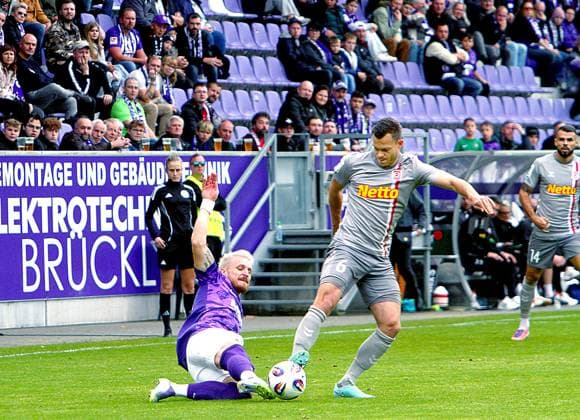 Marvin Stefaniak (Aue, links) im Zweikampf mit Benedikt Saller (Regensburg) Fußball 3.Liga 2025 26 FC Erzgebirge Aue - SSV Jahn Regensburg am 1.11.2025 Erzgebirge Aue - Jahn Regensburg