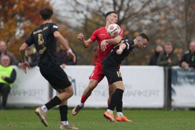 01.11.2025, xjcx, Herren, Fussball, Saison 2025 2026, Regionalliga Bayern, 16. Spieltag: TSV Aubstadt - TSV Schwaben Augsburg Radzivon Hushcha ( 18, TSV Aubstadt) und Lukas Ramser ( 10, TSV Schwaben Augsburg) Sulzfeld Schulstadion Aubstadt (NGN Arena) Bayern Deutschland