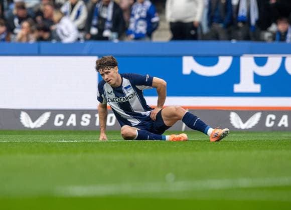 Fussball, Herren, Saison 2025 2026, 2. Bundesliga (11. Spieltag), Hertha BSC - Dynamo Dresden, Linus Gechter (Hertha BSC) am Boden, 01.11. 2025,