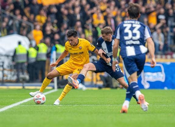 Fussball, Herren, Saison 2025 2026, 2. Bundesliga (11. Spieltag), Hertha BSC - Dynamo Dresden, v.l. Claudio Kammerknecht (Dresden), Michael Cuisance (Hertha BSC), Michal Karbownik (Hertha BSC), 01.11. 2025,