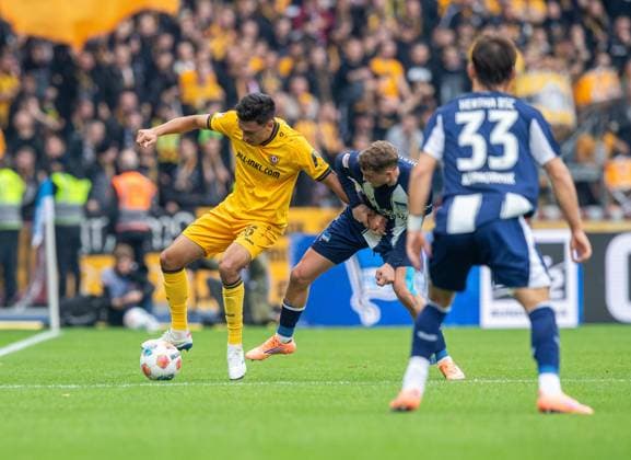 Fussball, Herren, Saison 2025 2026, 2. Bundesliga (11. Spieltag), Hertha BSC - Dynamo Dresden, v.l. Claudio Kammerknecht (Dresden), Michael Cuisance (Hertha BSC), Michal Karbownik (Hertha BSC), 01.11. 2025,