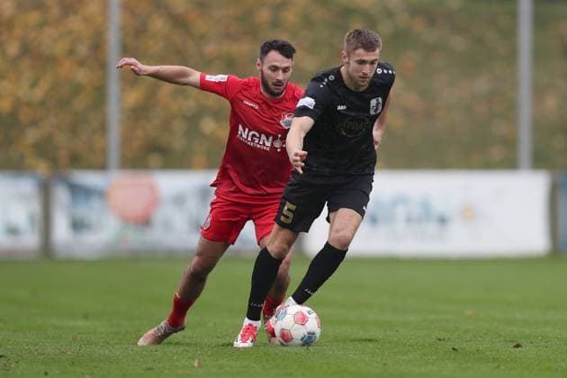 01.11.2025, xjcx, Herren, Fussball, Saison 2025 2026, Regionalliga Bayern, 16. Spieltag: TSV Aubstadt - TSV Schwaben Augsburg Dennis Ruisinger ( 5, TSV Schwaben Augsburg) und Timo Pitter ( 10, TSV Aubstadt) Sulzfeld Schulstadion Aubstadt (NGN Arena) Bayern Deutschland