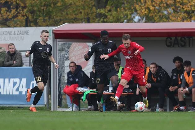 01.11.2025, xjcx, Herren, Fussball, Saison 2025 2026, Regionalliga Bayern, 16. Spieltag: TSV Aubstadt - TSV Schwaben Augsburg Franz Helmer ( 5, TSV Aubstadt) und Marc Sodji ( 27, TSV Schwaben Augsburg) Sulzfeld Schulstadion Aubstadt (NGN Arena) Bayern Deutschland