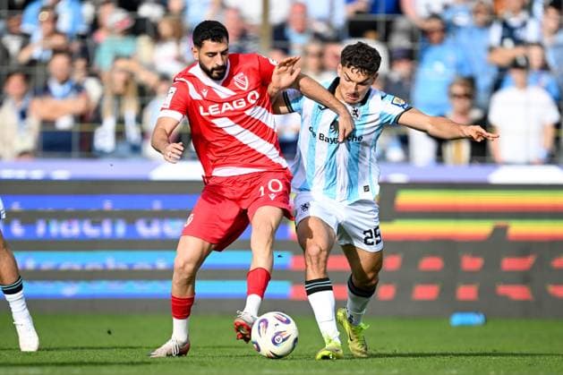 3. Liga - 25 26 - 1. BL - 25 26 - TSV 1860 München - FC Energie Cottbus am 01.11.2025 im Staedtisches Stadion an der Gruenwalder Straße in Muenchen Tolcay Cigerci (Cottbus) im Zweikampf gegen Sean Dulic (Muenchen)