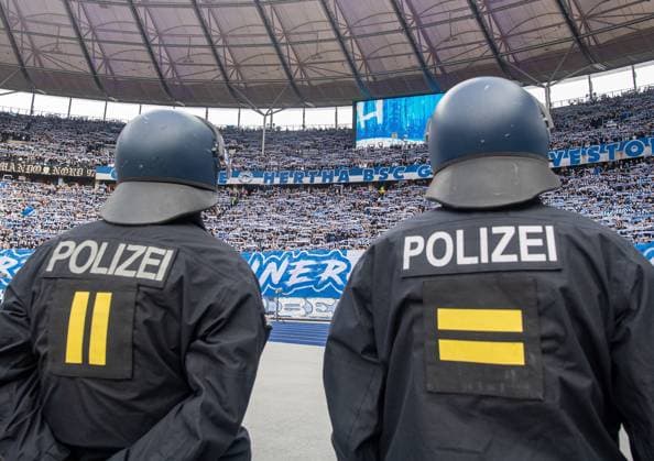 Fussball, Herren, Saison 2025 2026, 2. Bundesliga (11. Spieltag), Hertha BSC - Dynamo Dresden, Polizisten vor der Ostkurve, 01.11. 2025,
