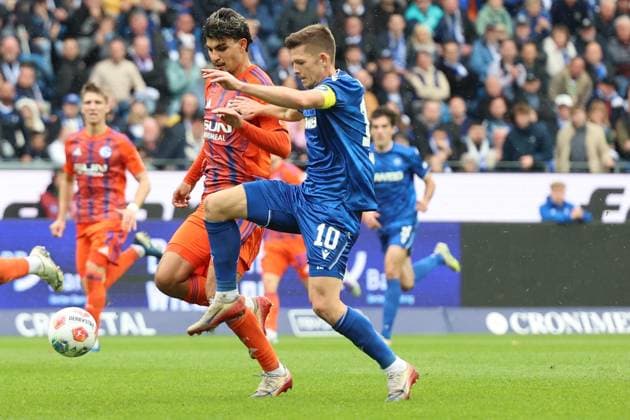 01.11.2025, xrekx, Fussball 2.Bundesliga, Karlsruher SC - FC Schalke 04 v.l. Mertcan Ayhan (FC Schalke 04) Marvin Wanitzek (Karlsruher SC) Zweikampf, Aktion, action, battle for the ball (DFL DFB REGULATIONS PROHIBIT ANY USE OF PHOTOGRAPHS as IMAGE SEQUENCES and or QUASI-VIDEO) Karlsruhe
