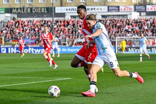 v.li.: King Manu (Cottbus, 2) David Philipp (TSV 1860, 8) im Zweikampf, Duell, duel, tackle, Dynamik, Action, Aktion, 01.11.2025, München (Deutschland), Fussball, 3. Liga, TSV 1860 München - FC Energie Cottbus, DFB DFL REGULATIONS PROHIBIT ANY USE OF PHOTOGRAPHS AS IMAGE SEQUENCES AND OR QUASI-VIDEO.