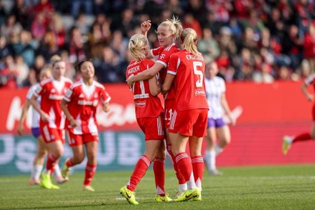 DEU, München, FC Bayern München vs SGS Essen, Google Pixel Frauen Bundesliga, DFB, Saison 2526, FC Bayern Campus, 8. Spieltag im Bild: Lea Schüller (Bayern München 11) erzielt das Tor zum Ausgleich, 1:1, Jubel und Freude DFB DFL REGULATIONS PROHIBIT ANY USE OF PHOTOGRAPHS AS IMAGE SEQUENCES AND OR QUASI-VIDEO, 01.11.2025 Copyright: HMBxMedia HendrikxHamelau