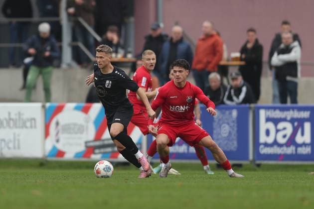 01.11.2025, xjcx, Herren, Fussball, Saison 2025 2026, Regionalliga Bayern, 16. Spieltag: TSV Aubstadt - TSV Schwaben Augsburg Matthias Ostrzolek ( 6, TSV Schwaben Augsburg) und Marcel Fischer ( 30, TSV Aubstadt) Sulzfeld Schulstadion Aubstadt (NGN Arena) Bayern Deutschland