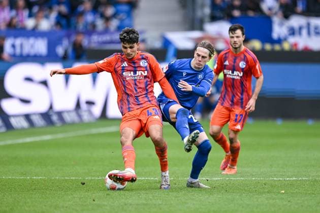 01.11.2025, Fussball, 2. Bundesliga, Saison 2025 2026, 11. Spieltag, Karlsruher SC - FC Schalke 04, Mertcan Ayhan (FC Schalke 04), David Herold (Karlsruher SC) xRHR-FOTO YYx