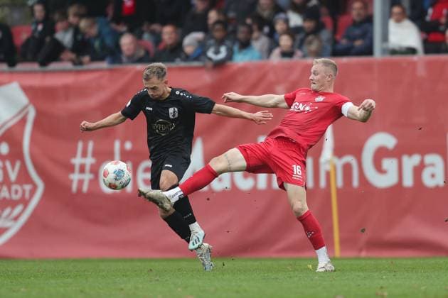 01.11.2025, xjcx, Herren, Fussball, Saison 2025 2026, Regionalliga Bayern, 16. Spieltag: TSV Aubstadt - TSV Schwaben Augsburg Felix Schwarzholz ( 8, TSV Schwaben Augsburg) und Steffen Behr ( 16, TSV Aubstadt) Sulzfeld Schulstadion Aubstadt (NGN Arena) Bayern Deutschland