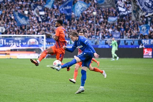 01.11.2025, Fussball, 2. Bundesliga, Saison 2025 2026, 11. Spieltag, Karlsruher SC - FC Schalke 04, Moussa Sylla (FC Schalke 04), David Herold (Karlsruher SC) xRHR-FOTO YYx
