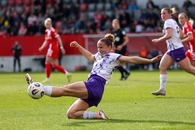 Paulina Platner (SGS Essen, 25), GER, FC Bayern Muenchen vs. SGS Essen, Fussball, Google Pixel Frauen-Bundesliga, 8. Spieltag, Saison 2025 2026, 01.11.2025, DFL DFB REGULATIONS PROHIBIT ANY USE OF PHOTOGRAPHS as IMAGE SEQUENCES and or QUASI-VIDEO, GER, FC Bayern Muenchen vs. SGS Essen, Fussball, Google Pixel Frauen-Bundesliga, 8. Spieltag, Saison 2025 2026, 01.11.2025 Muenchen Copyright: xEibner-Pressefoto JennixMaulx EP_JML