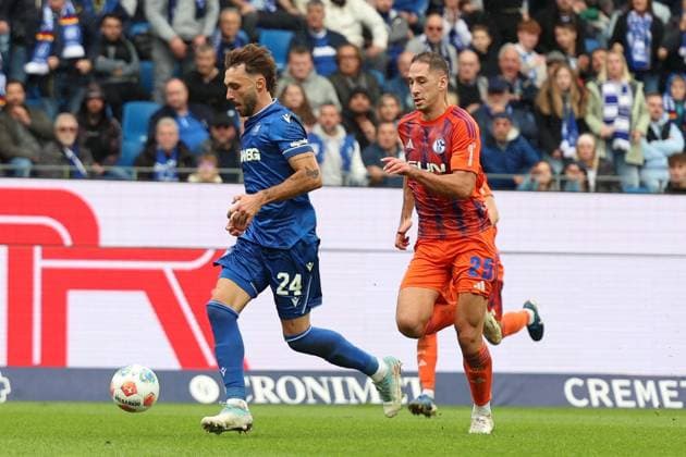 01.11.2025, xrekx, Fussball 2.Bundesliga, Karlsruher SC - FC Schalke 04 v.l. Fabian Schleusener (Karlsruher SC) Nikola Katic (FC Schalke 04) (DFL DFB REGULATIONS PROHIBIT ANY USE OF PHOTOGRAPHS as IMAGE SEQUENCES and or QUASI-VIDEO) Karlsruhe