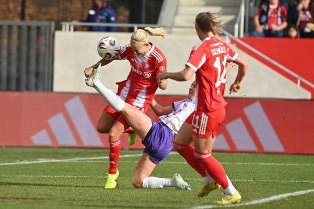 Torchance Pernile HARDER (FCB), Aktion,Zweikampf.Kopfball,Strafraumszene. Fussball Google Pixel Bundesliga der Frauen Saison 2025 2026, 8.Spieltag, Spieltag08 FC Bayern Muenchen Frauen - SGS Essen am 01.11.2025 FC BAYERN CAMPUS