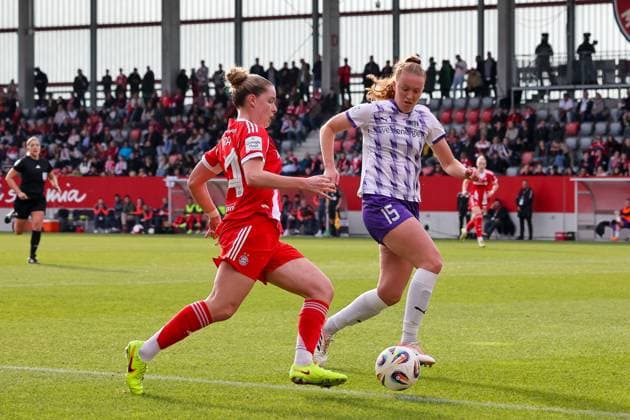 Alara Sehitler (FC Bayern Muenchen, 14) mit Laura Pucks (SGS Essen, 15), GER, FC Bayern Muenchen vs. SGS Essen, Fussball, Google Pixel Frauen-Bundesliga, 8. Spieltag, Saison 2025 2026, 01.11.2025, DFL DFB REGULATIONS PROHIBIT ANY USE OF PHOTOGRAPHS as IMAGE SEQUENCES and or QUASI-VIDEO, GER, FC Bayern Muenchen vs. SGS Essen, Fussball, Google Pixel Frauen-Bundesliga, 8. Spieltag, Saison 2025 2026, 01.11.2025 Muenchen Copyright: xEibner-Pressefoto JennixMaulx EP_JML