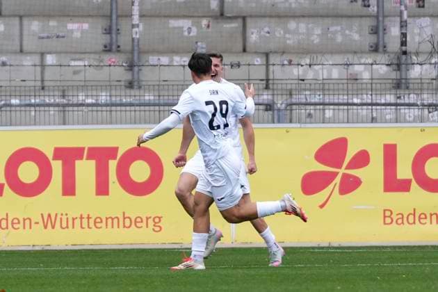 Leon Wirtz (TSV Steinbach Haiger, 18) und Arda Sirin (TSV Steinbach Haiger, 29) Torjubel, Emotionen, Torschuss, Abschluss, Torerfolg, Treffer , Deutschland, Fussball, Regionalliga Südwest, 15.Spieltag, 2025 2026, SC Freiburg II vs. TSV Steinbach Haiger, 01.11.2025, Dreisamstadion, Freiburg, Deutschland DFB REGULATIONS PROHIBIT ANY USE OF PHOTOGRAPHS AS IMAGE SEQUENCES AND OR QUASI-VIDEO. Freiburg Dreisamstadion Baden-Wuerttemberg Deutschland Copyright: xArnexAmbergx