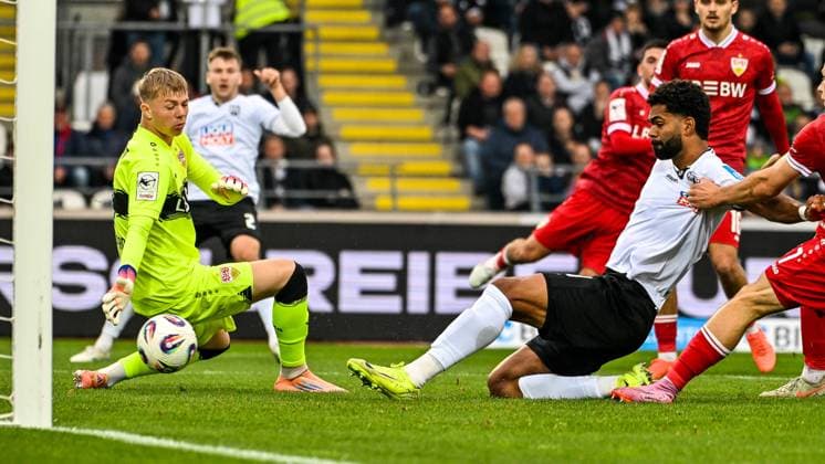 GER, 3. Liga, SSV Ulm 1846 vs VfB Stuttgart II 01.11.2025, Donaustadion, Ulm, GER, 3. Liga, SSV Ulm 1846 vs VfB Stuttgart II, im Bild Tor zum 1:0, Florian Hellstern (Stuttgart, 1), Andre Becker (SSV Ulm, 49)