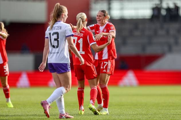 DEU, München, FC Bayern München vs SGS Essen, Google Pixel Frauen Bundesliga, DFB, Saison 2526, FC Bayern Campus, 8. Spieltag im Bild: Pernille Harder (Bayern München 21) erzielt das Tor zum 2:1, Jubel und Freude mit Klara Bühl (Bayern München 17) DFB DFL REGULATIONS PROHIBIT ANY USE OF PHOTOGRAPHS AS IMAGE SEQUENCES AND OR QUASI-VIDEO, 01.11.2025 Copyright: HMBxMedia HendrikxHamelau