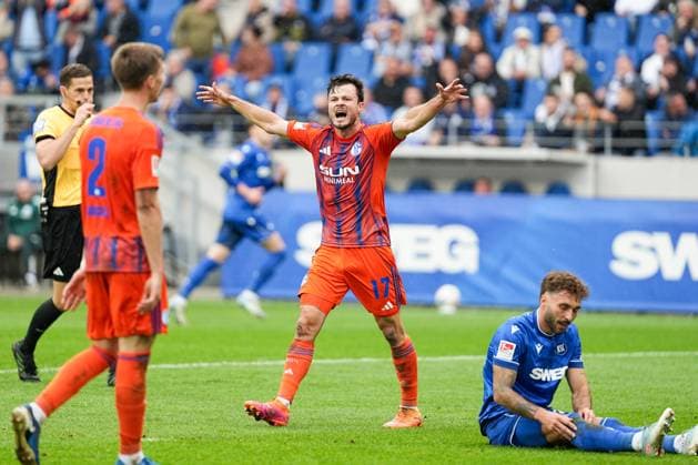 Fussball: 2. Bundesliga, 11. Spieltag, Karlsruher SC - FC Schalke 04 am 01.11.2025 in Karlsruhe (BBBank Wildpark), Deutschland, Saison 2025 2026 DFL REGULATIONS PROHIBIT ANY USE OF PHOTOGRAPHS AS IMAGE SEQUENCES AND OR QUASI VIDEO: Adrian Gantenbein (17, S04) zeigt zu viel Emotionen. Karlsruhe BBBank Wildpark Deutschland
