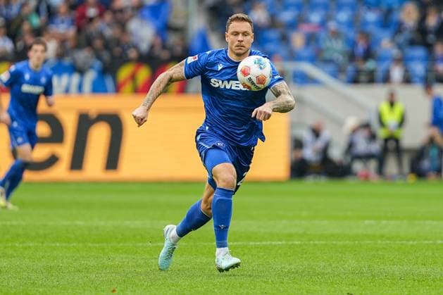 Fussball: 2. Bundesliga, 11. Spieltag, Karlsruher SC - FC Schalke 04 am 01.11.2025 in Karlsruhe (BBBank Wildpark), Deutschland, Saison 2025 2026 DFL REGULATIONS PROHIBIT ANY USE OF PHOTOGRAPHS AS IMAGE SEQUENCES AND OR QUASI VIDEO: Marcel Franke (28, KSC) im Fokus. Karlsruhe BBBank Wildpark Deutschland