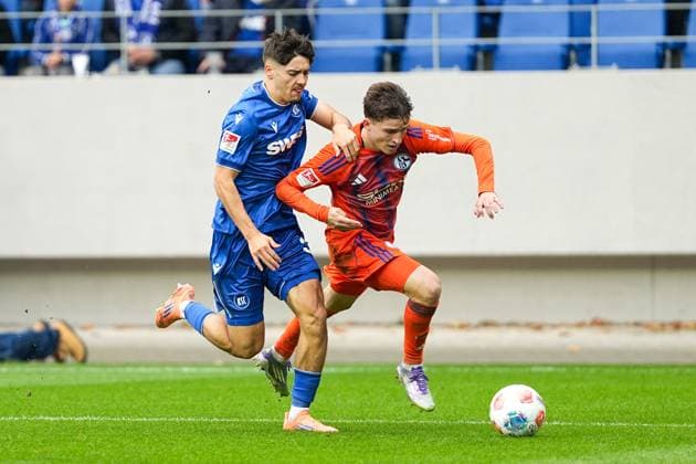 Fussball: 2. Bundesliga, 11. Spieltag, Karlsruher SC - FC Schalke 04 am 01.11.2025 in Karlsruhe (BBBank Wildpark), Deutschland, Saison 2025 2026 DFL REGULATIONS PROHIBIT ANY USE OF PHOTOGRAPHS AS IMAGE SEQUENCES AND OR QUASI VIDEO: Strafraumszene zwischen Vitalie Becker (33, S04) und Rafael Pinto Pedrosa (36, KSC). Karlsruhe BBBank Wildpark Deutschland