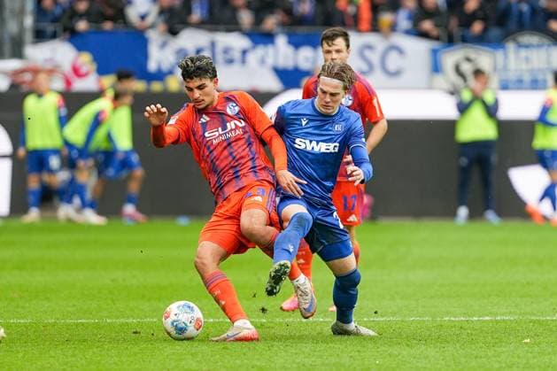 Fussball: 2. Bundesliga, 11. Spieltag, Karlsruher SC - FC Schalke 04 am 01.11.2025 in Karlsruhe (BBBank Wildpark), Deutschland, Saison 2025 2026 DFL REGULATIONS PROHIBIT ANY USE OF PHOTOGRAPHS AS IMAGE SEQUENCES AND OR QUASI VIDEO: Mertcan Ayhan (43, S04) im Zweikampf mit David Herold (20, KSC). Karlsruhe BBBank Wildpark Deutschland