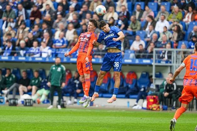 Fussball: 2. Bundesliga, 11. Spieltag, Karlsruher SC - FC Schalke 04 am 01.11.2025 in Karlsruhe (BBBank Wildpark), Deutschland, Saison 2025 2026 DFL REGULATIONS PROHIBIT ANY USE OF PHOTOGRAPHS AS IMAGE SEQUENCES AND OR QUASI VIDEO: Rafael Pinto Pedrosa (36, KSC) im Kopfballduell mit Vitalie Becker (33, S04). Karlsruhe BBBank Wildpark Deutschland