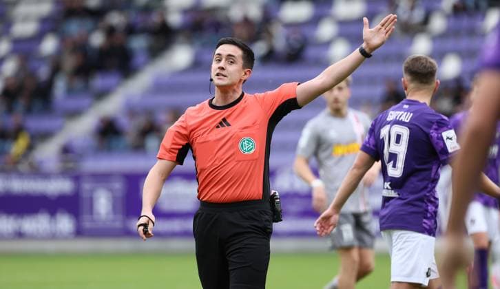 Aue, 01.11.2025, Erzgebirgsstadion, Fußball, 3.Liga, 13.Spieltag FC Erzgebirge Aue vs. SSV Jahn Regensburg , Im Bild; Schiedrichter Nico Fuchs. , Nur für journalistische Zwecke. Only for editorial use! , DFB DFL regulations prohibit any use of photographs as image sequences and or quasi-video. ,