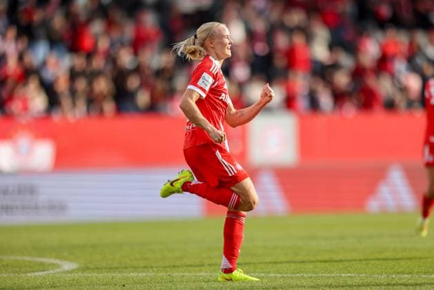 DEU, München, FC Bayern München vs SGS Essen, Google Pixel Frauen Bundesliga, DFB, Saison 2526, FC Bayern Campus, 8. Spieltag im Bild: Pernille Harder (Bayern München 21) erzielt das Tor zum 2:1, Jubel und Freude DFB DFL REGULATIONS PROHIBIT ANY USE OF PHOTOGRAPHS AS IMAGE SEQUENCES AND OR QUASI-VIDEO, 01.11.2025 Copyright: HMBxMedia HendrikxHamelau