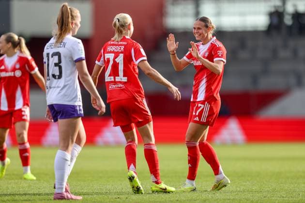 DEU, München, FC Bayern München vs SGS Essen, Google Pixel Frauen Bundesliga, DFB, Saison 2526, FC Bayern Campus, 8. Spieltag im Bild: Pernille Harder (Bayern München 21) erzielt das Tor zum 2:1, Jubel und Freude mit Klara Bühl (Bayern München 17) DFB DFL REGULATIONS PROHIBIT ANY USE OF PHOTOGRAPHS AS IMAGE SEQUENCES AND OR QUASI-VIDEO, 01.11.2025 Copyright: HMBxMedia HendrikxHamelau