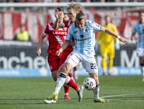 Kampf um den Ball Zweikampf zwischen Sigurd Haugen (TSV 1860 Muenchen, 22) und Lukas Michelbrink (FC Energie Cottbus, 8) GER, TSV 1860 Muenchen vs. FC Energie Cottbus, Fussball, 3. Bundesliga, 13. Spieltag, Saison 2025 2026, 01.11.2025. (DFL DFB REGULATIONS PROHIBIT ANY USE OF PHOTOGRAPHS as IMAGE SEQUENCES and or QUASI-VIDEO). GER, TSV 1860 Muenchen vs. FC Energie Cottbus, Fussball, 3. Bundesliga, 13. Spieltag, Saison 2025 2026, 01.11.2025. Muenchen Copyright: xEibner-Pressefoto HeikexFeinerx EP_HFR