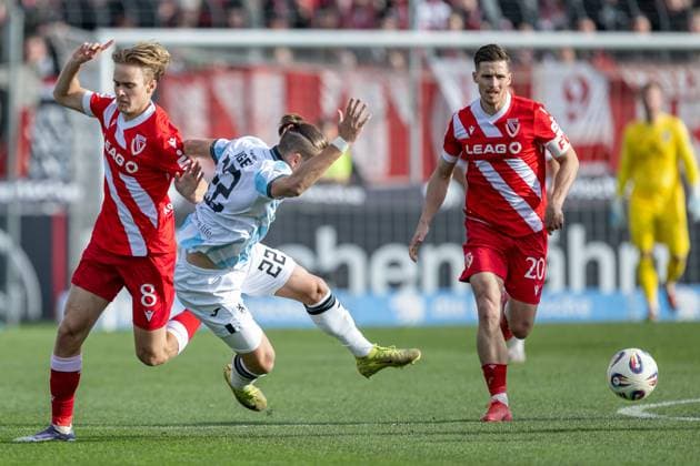 Kampf um den Ball Zweikampf zwischen Sigurd Haugen (TSV 1860 Muenchen, 22) und Lukas Michelbrink (FC Energie Cottbus, 8), rechts Axel Borgmann (FC Energie Cottbus, 20) GER, TSV 1860 Muenchen vs. FC Energie Cottbus, Fussball, 3. Bundesliga, 13. Spieltag, Saison 2025 2026, 01.11.2025. (DFL DFB REGULATIONS PROHIBIT ANY USE OF PHOTOGRAPHS as IMAGE SEQUENCES and or QUASI-VIDEO). GER, TSV 1860 Muenchen vs. FC Energie Cottbus, Fussball, 3. Bundesliga, 13. Spieltag, Saison 2025 2026, 01.11.2025. Muenchen Copyright: xEibner-Pressefoto HeikexFeinerx EP_HFR