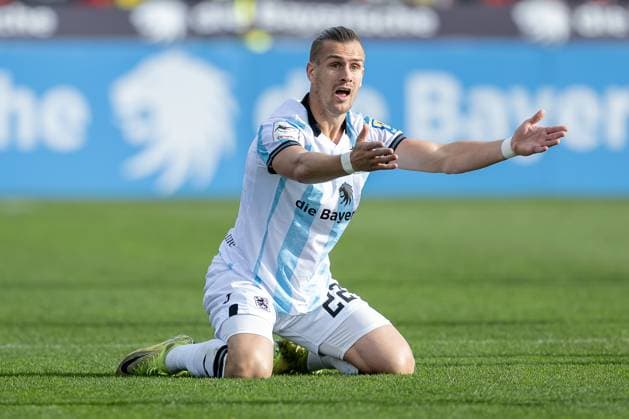 Sigurd Haugen (TSV 1860 Muenchen, 22) beschwert sich GER, TSV 1860 Muenchen vs. FC Energie Cottbus, Fussball, 3. Bundesliga, 13. Spieltag, Saison 2025 2026, 01.11.2025. (DFL DFB REGULATIONS PROHIBIT ANY USE OF PHOTOGRAPHS as IMAGE SEQUENCES and or QUASI-VIDEO). GER, TSV 1860 Muenchen vs. FC Energie Cottbus, Fussball, 3. Bundesliga, 13. Spieltag, Saison 2025 2026, 01.11.2025. Muenchen Copyright: xEibner-Pressefoto HeikexFeinerx EP_HFR