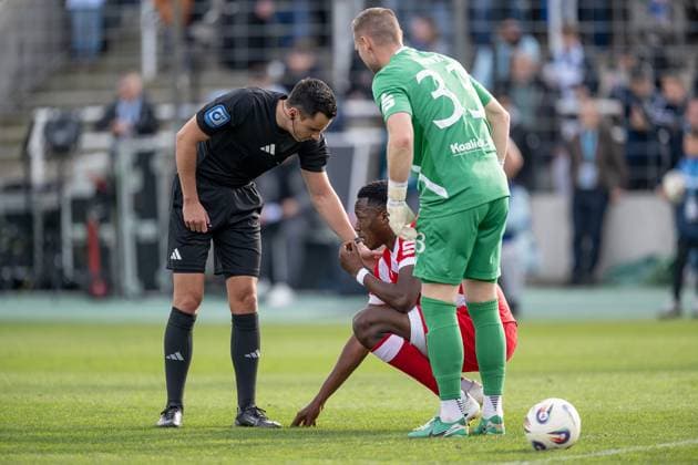 Konrad Oldhafer (Schiedsrichter) erkundet sich bei King Manu (FC Energie Cottbus, 2) nach dessen Befinden, rechts Marius Funk (Torwart, FC Energie Cottbus, 33) GER, TSV 1860 Muenchen vs. FC Energie Cottbus, Fussball, 3. Bundesliga, 13. Spieltag, Saison 2025 2026, 01.11.2025. (DFL DFB REGULATIONS PROHIBIT ANY USE OF PHOTOGRAPHS as IMAGE SEQUENCES and or QUASI-VIDEO). GER, TSV 1860 Muenchen vs. FC Energie Cottbus, Fussball, 3. Bundesliga, 13. Spieltag, Saison 2025 2026, 01.11.2025. Muenchen Copyright: xEibner-Pressefoto HeikexFeinerx EP_HFR