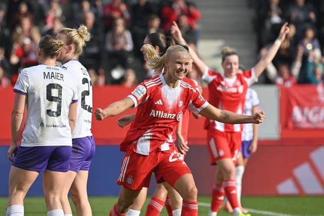 Torjubel Pernile HARDER (FCB) nach Tor zm 2-1, Jubel,Freude,Begeisterung,Aktion, Fussball Google Pixel Bundesliga der Frauen Saison 2025 2026, 8.Spieltag, Spieltag08 FC Bayern Muenchen Frauen - SGS Essen am 01.11.2025 FC BAYERN CAMPUS