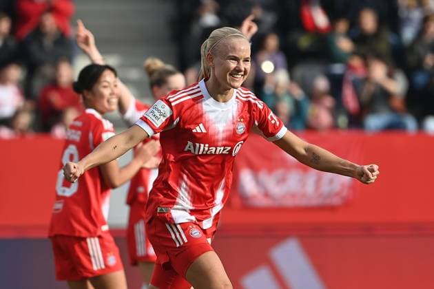 Torjubel Pernile HARDER (FCB) nach Tor zm 2-1, Jubel,Freude,Begeisterung,Aktion, Fussball Google Pixel Bundesliga der Frauen Saison 2025 2026, 8.Spieltag, Spieltag08 FC Bayern Muenchen Frauen - SGS Essen am 01.11.2025 FC BAYERN CAMPUS