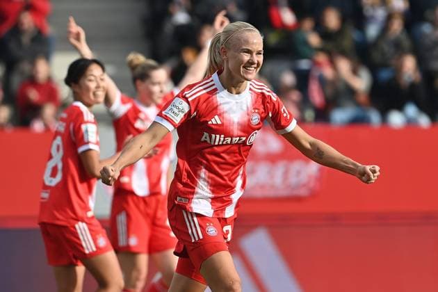 Torjubel Pernile HARDER (FCB) nach Tor zm 2-1, Jubel,Freude,Begeisterung,Aktion, Fussball Google Pixel Bundesliga der Frauen Saison 2025 2026, 8.Spieltag, Spieltag08 FC Bayern Muenchen Frauen - SGS Essen am 01.11.2025 FC BAYERN CAMPUS