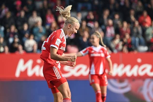 Torjubel Pernile HARDER (FCB) nach Tor zm 2-1, Jubel,Freude,Begeisterung,Aktion, Fussball Google Pixel Bundesliga der Frauen Saison 2025 2026, 8.Spieltag, Spieltag08 FC Bayern Muenchen Frauen - SGS Essen am 01.11.2025 FC BAYERN CAMPUS