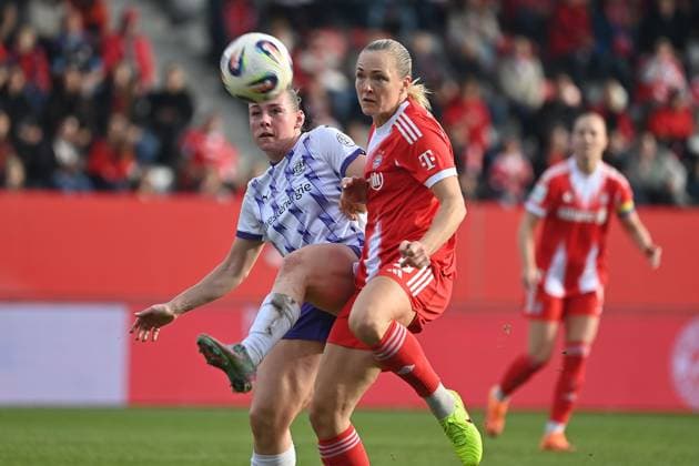 Magdalena ERIKSSON (FCB), Aktion,Zweikampf gegen Ramona MAIER (E). Fussball Google Pixel Bundesliga der Frauen Saison 2025 2026, 8.Spieltag, Spieltag08 FC Bayern Muenchen Frauen - SGS Essen am 01.11.2025 FC BAYERN CAMPUS