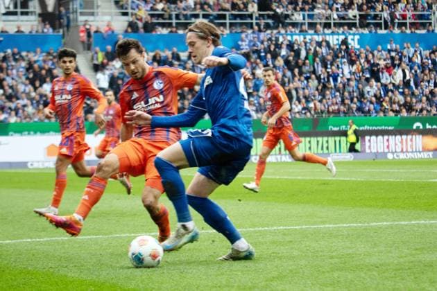 01.11.25 Karlsruher SC - FC Schalke 04 Deutschland, Karlsruhe, 01.11.2025, Fussball, 2. Bundesliga, Saison 2025 2026, Karlsruher SC - FC Schalke 04: v.l. Adrian Gantenbein (FC Schalke 04), David Herold (Karlsruher SC).