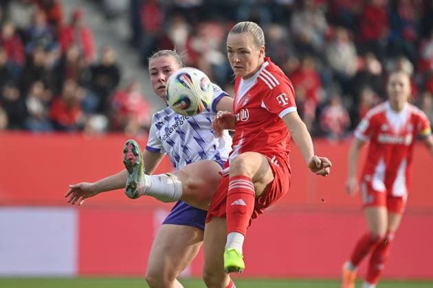 Magdalena ERIKSSON (FCB), Aktion,Zweikampf gegen Ramona MAIER (E). Fussball Google Pixel Bundesliga der Frauen Saison 2025 2026, 8.Spieltag, Spieltag08 FC Bayern Muenchen Frauen - SGS Essen am 01.11.2025 FC BAYERN CAMPUS