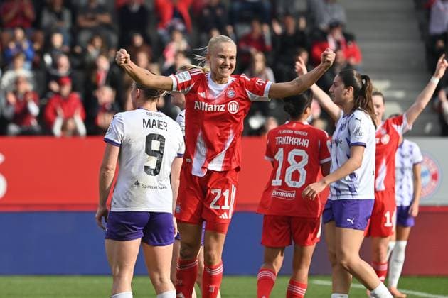 Torjubel Pernile HARDER (FCB) nach Tor zm 2-1, Jubel,Freude,Begeisterung,Aktion, Fussball Google Pixel Bundesliga der Frauen Saison 2025 2026, 8.Spieltag, Spieltag08 FC Bayern Muenchen Frauen - SGS Essen am 01.11.2025 FC BAYERN CAMPUS