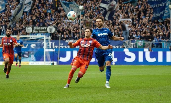 01.11.25 Karlsruher SC - FC Schalke 04 Deutschland, Karlsruhe, 01.11.2025, Fussball, 2. Bundesliga, Saison 2025 2026, Karlsruher SC - FC Schalke 04: v.l. Soufiane El-Faouzi (FC Schalke 04), Fabian Schleusener (Karlsruher SC).