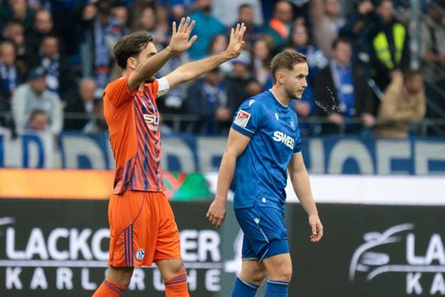 01.11.2025, xhettx, Fussball 2.Bundesliga, Karlsruher SC - FC Schalke 04 v.l. Karaman, Kenan (FC Schalke 04, 19) (DFL DFB REGULATIONS PROHIBIT ANY USE OF PHOTOGRAPHS as IMAGE SEQUENCES and or QUASI-VIDEO) Karlsruhe