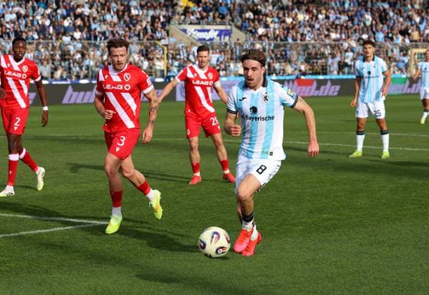Fussball, Herren, 3.Liga, Saison 2025 2026, TSV 1860 München - FC Energie Cottbus, Grünwalder Stadion David Philipp (TSV 1860 München) mit Ball im Angriff