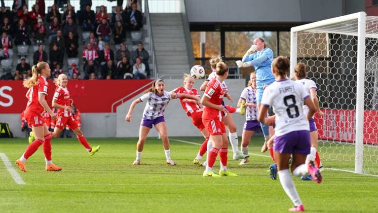 Team (FC Bayern München) und Team (SGS Essen) beim Eckstoß beim Spiel zwischen FC Bayern München v SGS Essen, Fußball, Frauen, Google Pixel Frauen-Bundesliga, 2025 2026, 8.Spieltag am 01.11.2025 in München, FC Bayern Campus. DFL and DFB regulations prohibit any use of photographs as image sequences and or quasi-video. Bayern Deutschland